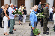 Zebrani goście pod kościołem oo. dominikanów w Poznaniu podczas obchodów Narodowego Dnia Pamięci Ofiar Ludobójstwa dokonanego przez ukraińskich nacjonalistów na obywatelach II RP.