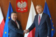 Wojewoda uściskiem dłoni żegna się z ambasadorem Mongolii