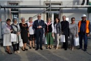 Minister Hoffman wraz z I Wicewojewodą Wielkopolski wraz z zebranymi gośćmi na tle kościoła w Chełmnie nad Nerem 