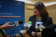 I wicewojewoda Aneta Niestrawska rozmawia z dziennikarzami