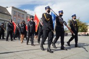 Przemarsz strażackich pododdziałów ze sztandarami. 