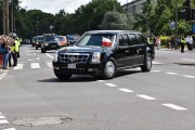 Prezydencka limuzyna w drodze na plac Krasińskich.