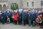Wojewoda wraz z innymi uczestnikami przed Pomnikiem Ofiar Katynia i Sybiru.