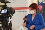 Wicewojewoda Aneta Niestrawska udziela wywiadu przed kamerą