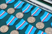 Taca z odznaczeniami i medalami