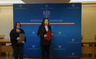 I wicewojewoda Aneta Niestrawska z dyrektor wydziału Polityki Społecznej WUW  MonikąDonke-Cieślewicz