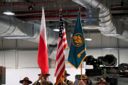 Wspólnie zawieszone flaki Polski, USA oraz 405th Army Field Support Battalion.