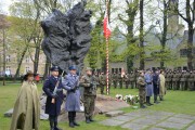 Zbliżenie na Pomnik Ofiar Katynia i Sybiru.