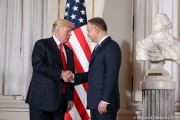 Prezydent Andrzej Duda wita prezydenta Trumpa na Zamku Królewskim