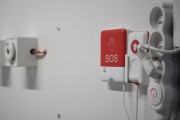 Czerwony przycisk z napisem SOS