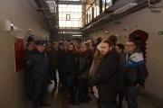 Uczniowie w holu więzienia w Rawiczu.