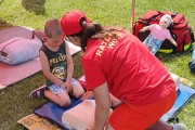 Chłopiec uczy się udzielania pierwszej pomocy przedmedycznej
