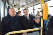 Wojewoda wraz z burmistrzem jadą autobusem.