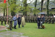 Przemówienie prezesa Stowarzyszenia Katyń w Poznaniu przed pomnikiem.