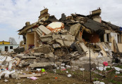 Zniszczony blok mieszkalny w Sędzińcu.