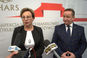 wywiady z dziennikarzami po briefingu