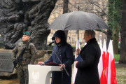 I wicewojewoda Karolina Fabiś-Szulc podczas przemowy na uroczystości pod pomnikiem w parku Zamkowym