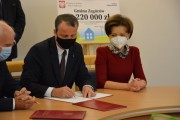 wojewoda podpisuje umowę dla gminy Zagórów w obecności minister Maląg