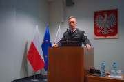 przemawia przdstawiciel służb straży pożarnej
