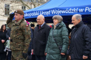 składanie kwiatów przy pomniku przez kombbatabków