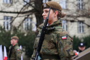 Żołnierka przy pomniku