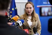 Ministra Katarzyna Pełczyńska-Nałęcz podczas wywiadów dla telewizji lokalnych
