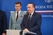wicewojewoda przemawia na briefingu