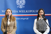 Briefing praswowy dot. funduszy europejskich i KPO dla przedsiębiorców. Przy mikrofonach: MInistra Katarzyna Pełczyńska-Nałęcz i wojewoda wielkopolska Agata Sobczyk 