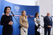 Briefing praswowy dot. funduszy europejskich i KPO dla przedsiębiorców. Przy mikrofonach: posłanka Ewa Schädler, MInistra Katarzyna Pełczyńska-Nałęcz, wojewoda wielkopolska Agata Sobczyk i wicemarszałek Wiojciech Jankowiak