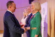 gratulacje wojewody dla odznaczonej pracownicy