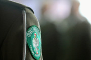 emblemat SG na uniformie funkcjonariusz