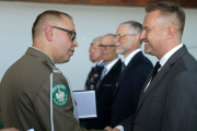 dyrektor Małyszka otrzymuje medal pamiątkowy