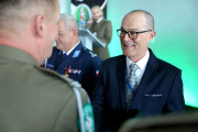 dyrektor Soboń otrzymuje medal pamiątkowy