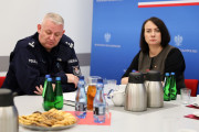 wicewojewoda z służbami policji podczas posiedzenia