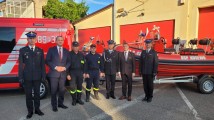 pamiątkowe zdjęcie strażaków, wojewody wielkopolskiego michała zielińskiego, posła na sejm leszka galemby na tle przekazanego sprzętu ratowniczego