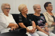 Seniorzy podczas prezentacji działalności urzędu wojewódzkiego