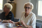 Seniorzy podczas prezentacji działalności urzędu wojewódzkiego
