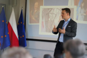 Dyrektor Gabinetu Wojewody Piotr Pałczyński przedstawia pracę urzędu podczas spotkania