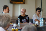 Seniorzy podczas prezentacji działalności urzędu wojewódzkiego