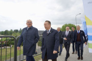 wojewoda spaceruje po moście