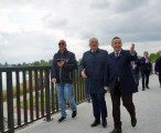 wojewoda spaceruje po moście
