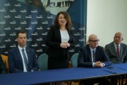 Wicewojewoda Aneta Niestrawska przemawia podczas podpisania umów w Słupcy