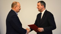 Wojewoda wielkopolski składa podziękowania dyrektorowi Wydziału Bezpieczeństwa i Zarządzania Kryzysowego WUW