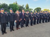 wojewoda wielkopolski Michał Zieliński oraz poseł Leszek Galemba w dwuszeregu w towarzystiwe zgormadzonych na uroczystym apelu strażaków