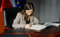 Wojewoda podpisuje dokument powołania rady doradczej ds. Ochrony Zasobów Wodnych i Oceny Ryzyka Powodziowego przy Wojewodzie Wielkopolskim
