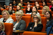 goście słuchają wykładu podczas konferencji