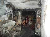 Widok spalonego wnętrza budynku i jego klatki schodowej