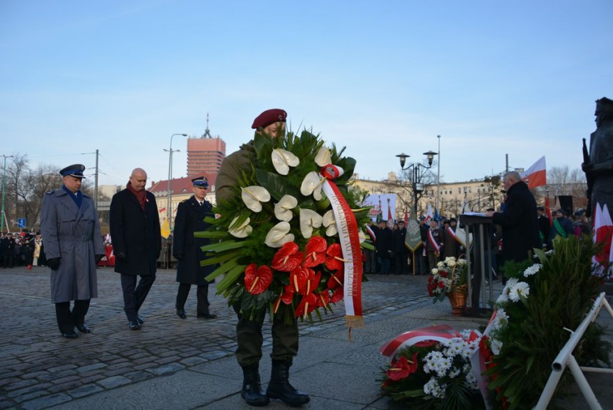 Wojewoda Zbigniew Hoffmann składa kwiaty przed Pomnikiem Powstańców Wielkopolskich