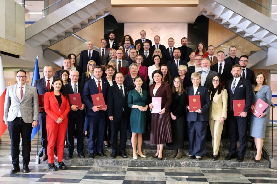 Wspólne zdjęcie wojewody z samorządowcami - gminy