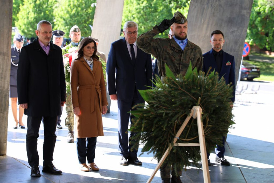 Złożenie kwiatów pod pomnikiem Armii Poznań z okazji Narodowego Dnia Zwycięstwa.